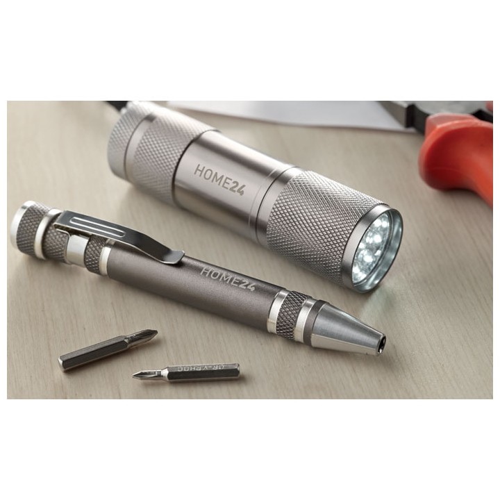 Lampe et tournevis