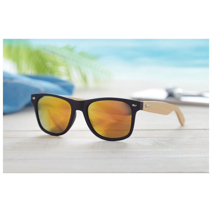 Lunettes de soleil en bambou.