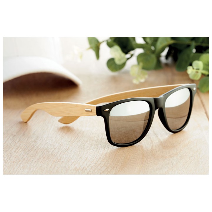 Lunettes de soleil en bambou.