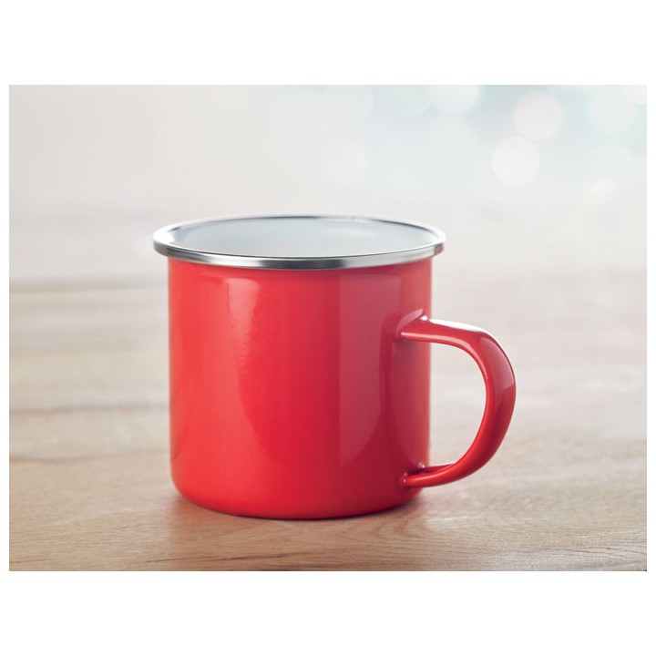 Tasse en métal émaillé