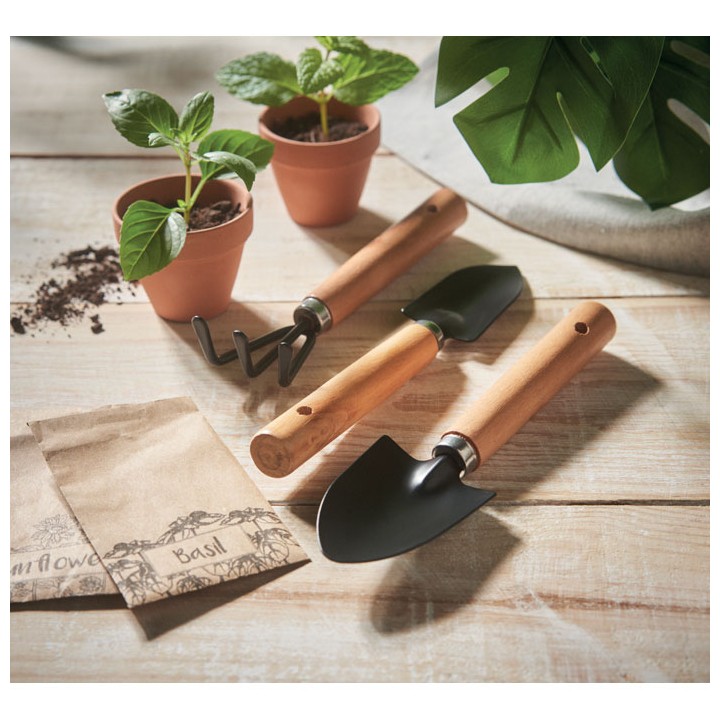 3 outils de jardinage