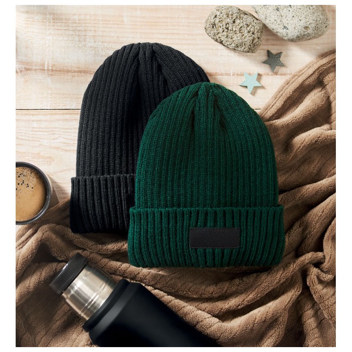 Bonnet tricoté avec revers