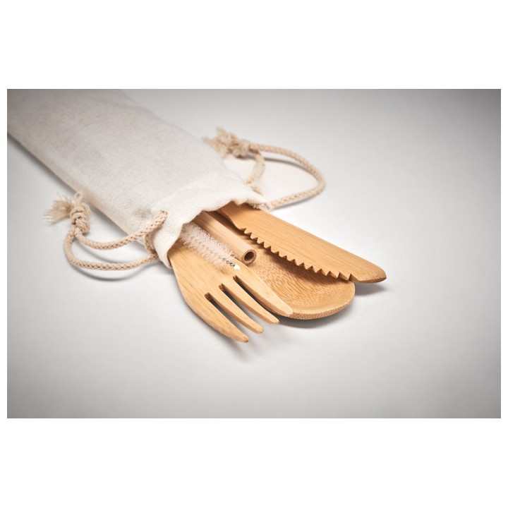 Couverts en bambou avec paille