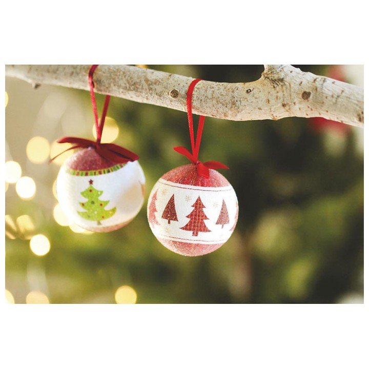 Boule de Noël et boîte.
