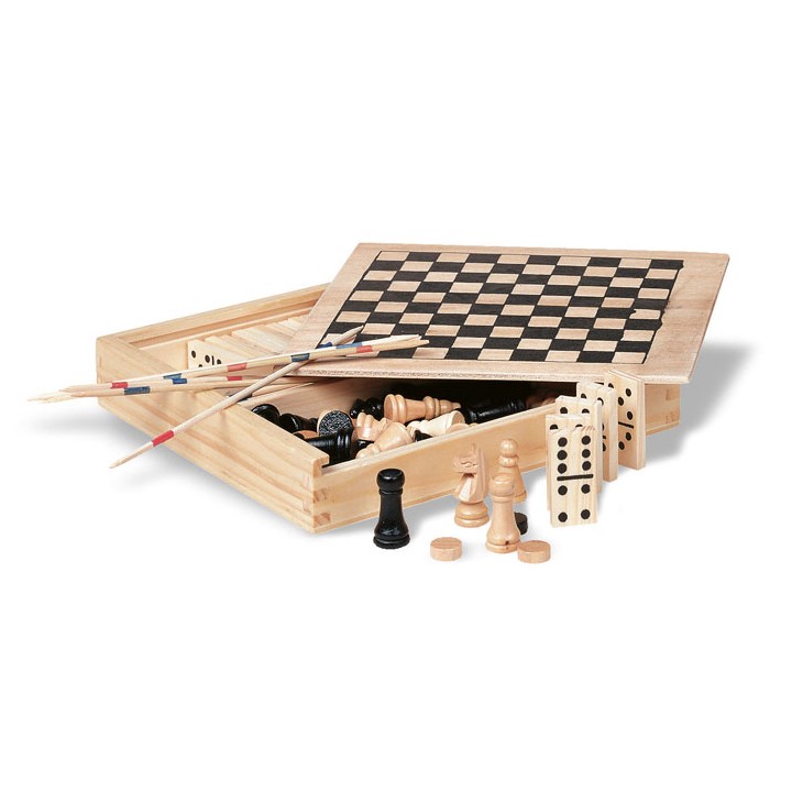 4 jeux dans une boîte en bois